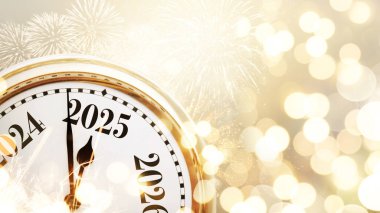 Klasik altın saat, havai fişeklerle bej bir arka planda 2025 yılını gösteriyor. Yeni yıl ve Noel kartı, yaratıcı fikir. Kutlama ve parti
