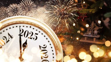 Altın retro saat 2025 yılını altın ışıklarla, Noel ağacıyla ve klasik oyuncaklarla gösteriyor. Mutlu yıllar ve yılbaşı kartı
