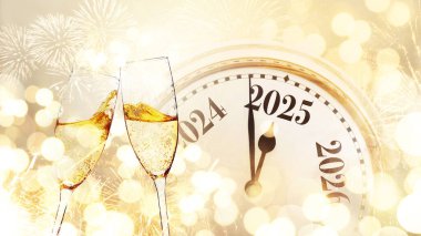 Klasik altın saat 2025 yılını bej arka planda Bokeh lambalı bir şampanya kadehiyle vuruyor. Yeni yıl 2025 ve Noel kartı, yaratıcı fikir. Parti başlıyor ve bayramı kutluyoruz.