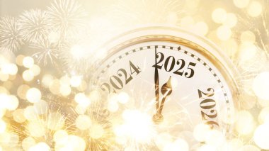 Kaliteli altın saat 2025 yılını işaret ediyor. Kıvılcımlar, havai fişekler ve konsept içeren altın bir arka plan. Yeni yıl ve Noel kartı, yaratıcı fikir. Kutlama ve parti