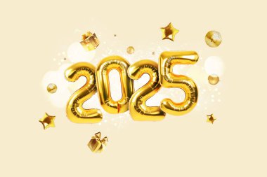 Altın balonlar 2025, altın aynalı balon partisi, yıldızlar, hediyeler ve açık bej arka planda kıvılcımlar. Mutlu yıllar 2025 yaratıcı.