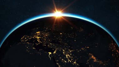 Şehirlerin gece ışıkları ve açık yıldızlı uzayı olan megaşelerle dolu harika bir gezegen. İspanya, Fransa, İsviçre, İtalya ve Almanya gün batımında. Kozmos ve gezegen. Uzaydan bakıldığında Avrupa