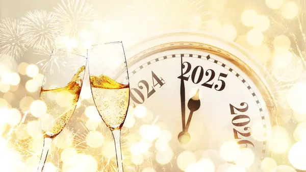 Klasik altın saat 2025 yılını bej arka planda Bokeh lambalı bir şampanya kadehiyle vuruyor. Yeni yıl 2025 ve Noel kartı, yaratıcı fikir. Parti başlıyor ve bayramı kutluyoruz.