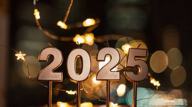 2025 yılınız kutlu olsun. Geceleriniz kutlu olsun. Altın mumlar 2025 Bokeh yıldızlı ışıklar