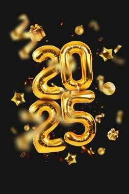 İçinde konfeti, hediyeler, kozalaklar ve siyah arka planda yıldızlar olan 2025 altın balonları. Yeni yıl dikey kartı
