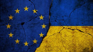 Avrupa Birliği ve Ukrayna bayrakları çatlak dokularla yan yana, siyasi gerginliği, çatışmayı, kırılgan ilişkileri veya birlik ve Avrupa entegrasyonu mücadelesini sembolize ediyor.