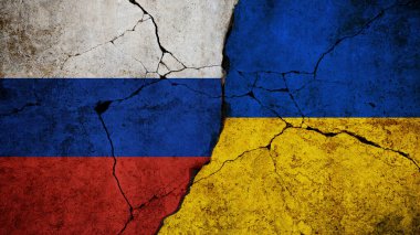 Rusya ve Ukrayna 'nın bayrakları bir çatlakla ayrılmış, çatışma ve gergin ilişkileri simgeliyor. Çatlak beton duvarda bayrak var. Savaş ve politik gerginlik