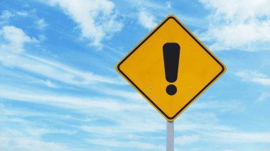 Sarı yol işareti mavi gökyüzü üzerinde bulutlu, konsept. Dikkat, tehlike.