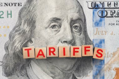 Tahta küpler, 100 dolarlık gümrük vergisi, üst manzara. Ekonomik kriz, konsept. Ticaret savaşları, yaratıcı fikirler. Vergi ve fiyatlarda artış