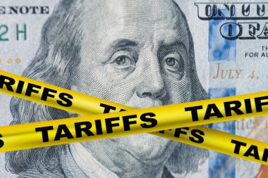 Sarı kaset tarifeli 100 dolarlık Franklin, yaratıcı fikir. Küresel dünya krizi, kavram. Görevler ve vergiler. Ekonomi ve politika. Ekonomik Tarifeler Konsepti. Amerika AB 'de gümrük vergisi. Kriz, Ticaret ve Ekonomi