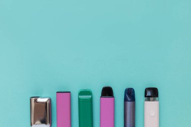 Çeşitli buhar cihazları kötü alışkanlıkları, kötü sağlık kararlarını ve sağlıksız modern yaşam tarzlarında elektronik sigara içmenin yükselişini yansıtır. Tasarım için boş kopya alanı