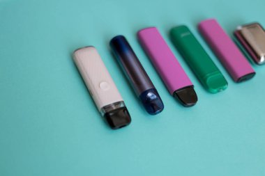 Sağlıksız yaşam tarzı konsepti, çeşitli buzullar, kötü sağlık, modern bağımlılık ve gençler arasındaki tehlikeli alışkanlıkları gösteren.