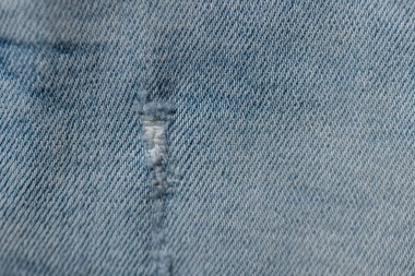 Yırtık kot pantolonlu açık renk kot