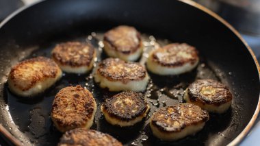 Yanmış peynirli krep kızartma tavasında kızartılıyor, yağlı ve üst manzaralı. Aşçılık ve dersler, konsept