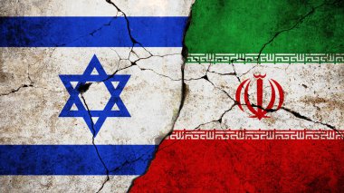 İsrail ve İran 'ın bayrakları, Orta Doğu bölgesindeki siyasi çatışmaları, gerginliği ve gergin diplomatik ilişkileri simgeleyen grunge dokusuyla yan yana yarıldı. Savaş