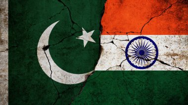 Filistin bayrağı ve çatlak beton duvarda Kızılderili bayrağı, yaratıcı bir fikir. Ülkeler arasındaki çatışma ve savaş, kavram