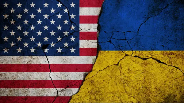 ABD ve Ukrayna 'nın bayrakları kırılarak siyasi gerginliği, uluslararası çatışmaları veya bozuk ilişkileri sembolize ediyor. Diplomasi meseleleri, küresel kriz veya bölünmüş ülkeler kavramı