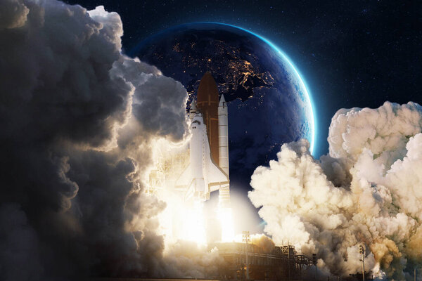 Космический шаттл запускается в ночное небо с видимой на заднем плане Землей. Сильное пламя и густой дым знаменуют собой начало космического путешествия. Элементы науки, космоса и исследования.