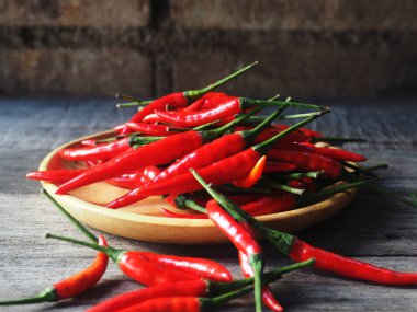 Ahşap masada kırmızı acı biber. 