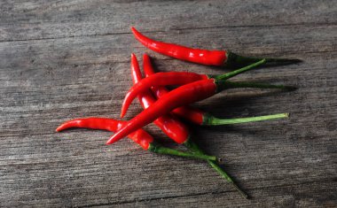 Ahşap masada kırmızı acı biber. 