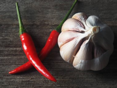 Acı biber ve sarımsaklı Tayland mutfağı. 