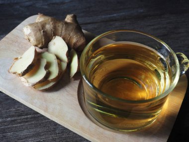 limonotlu zencefil ve ahşap üzerinde sıcak çay. Hayat tarzı taze ve sıcak.