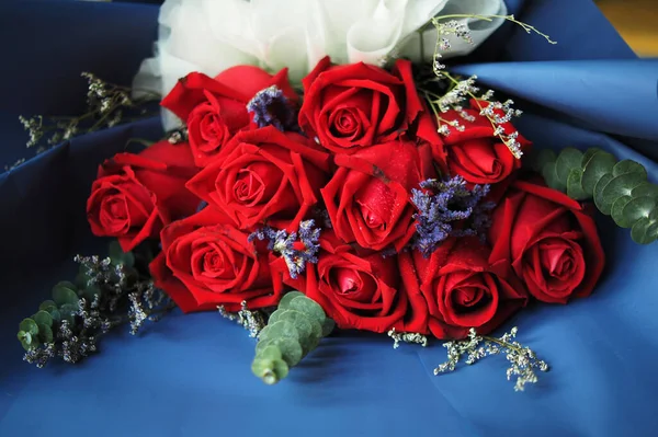 Mavi arka planda kırmızı güller ve aşk için harika bir zaman