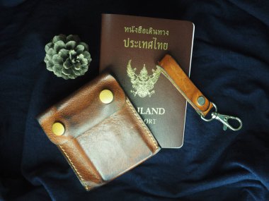 Taylandlı ve deri cüzdanlı turistler için Tayland pasaportu.