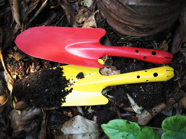 Soil Spoon Plantting Tree Garden Workker Red Yellow Color — Stock Photo, Image