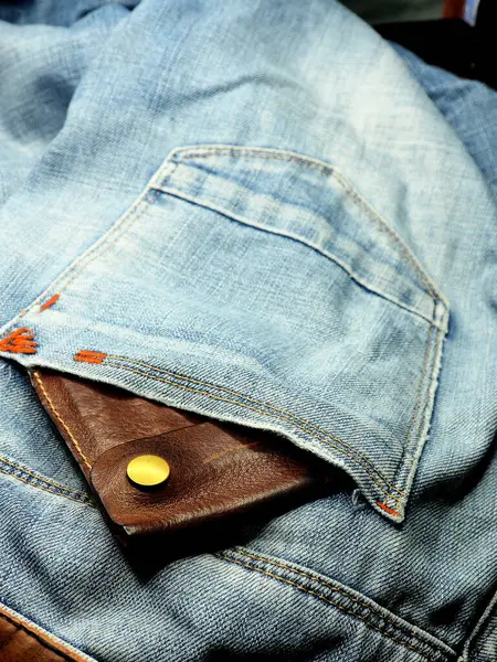 サングラスと革の財布とブルージーンヴィンテージスタイル — ストック写真
