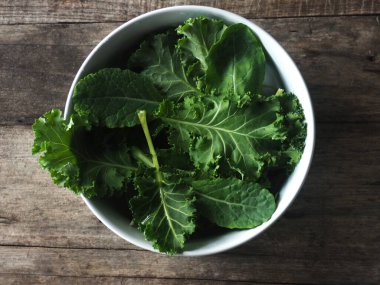 Ahşap masada renkli sebze salatası