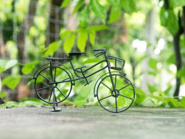 Yeşil bahçe ve bokeh arka planda bisiklet modeli oyuncakları