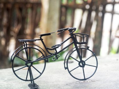 Yeşil bahçe ve bokeh arka planda bisiklet modeli oyuncakları