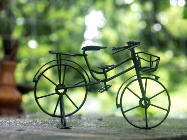 Yeşil bahçe ve bokeh arka planda bisiklet modeli oyuncakları