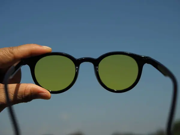 Mavi gökyüzü ile güneş gözlüğü ve görmek için renk
