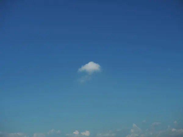 Açık mavi gökyüzü ve açık mavi bulutlar