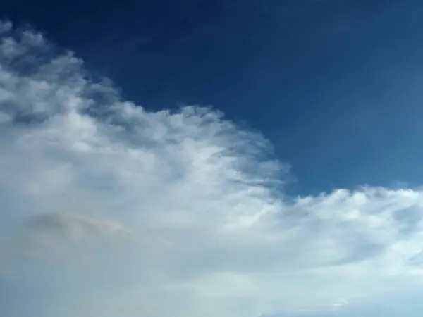 Mavi gökyüzünde beyaz bulut.