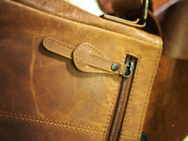 Erkeklerin kemerli deri çantası.