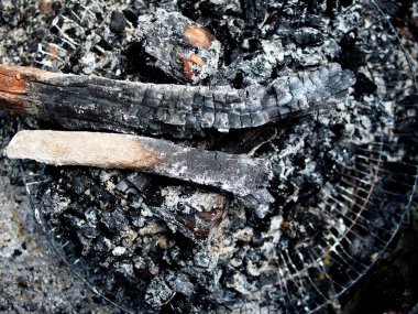 Kömürle yakılan odun kömürü
