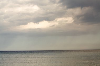 Deniz dalgaları karanlık gökyüzüne karşı