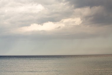 Denizde fırtına bulutları