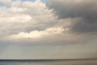 Denizin üzerinde fırtına bulutları