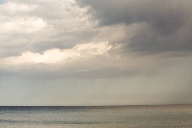 Deniz üzerinde fırtınalı gökyüzü