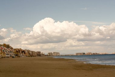 İspanyol denizinin kumsalı.