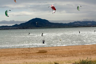 Kitesurfing sahilde.