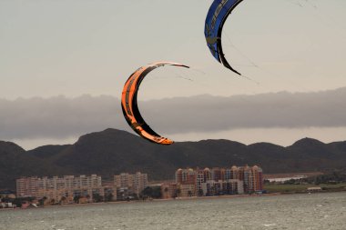 Yüksek rüzgarda uçan uçurtma