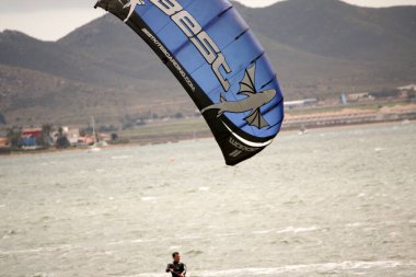 Kumsalda rüzgar sörfçüsü