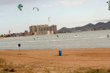 Atlantik okyanusunda uçurtma sörfü