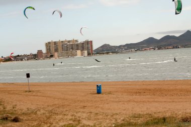 Sahilde uçurtma sörfçüsü