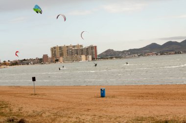 Denizde uçurtma sörfçüleri